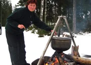 Solvita Riba kocht Fasanensuppe für die Biberjäger von Kandava – draußen über dem offenen Feuer. Solvita ist gelernte Köchin und Hauswirtschafterin. Sie ist die einzige Frau in der der Jägergilde von Kandava und hat sich an die manchmal rauen Sitten zunächst einmal gewöhnen müssen.