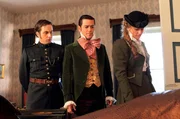ONE MURDOCH MYSTERIES STAFFEL 4, FOLGE 13, "Murdoch im Wunderland", am Mittwoch (01.05.24) um 22:45 Uhr. v.l.n.r.: Constable Crabtree (Jonny Harris), Detective Murdoch (Yannick Bisson) und Dr. Julia Ogden (Helen Joy)
