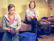 Annabelle (Bettina Lohmeyer, re.) prüft Teresas (Nicole Ernst) Putzergebnis und kritisiert sie.