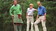 Prinz Charles geht mit seinen Söhnen wandern, um vom schrecklichen Unfall ihrer Mutter abzulenken.