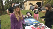 Shania (li.) widmet sich gemeinsam mit dem S-Art Künstler Shari anderen kreativen Dingen. Doch dann geht die gestalterische Leidenschaft mit ihr durch..