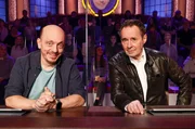 Rateteam-Kapitän Bernhard Hoëcker (l.) und der Schauspieler Uwe Kockisch (r.) bilden ein Rateteam.