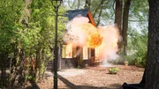 Wie aus dem Nichts explodiert am frühen Morgen eine kleine Datsche mitten im Wald. Kurz darauf findet die SOKO die Leiche eines Unbekannten am Tatort. Jedoch nicht in der Datsche, sondern im angrenzenden See. Besteht zwischen der Explosion und dem Toten eine Verbindung?