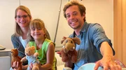 Gemeinsam mit Nina findet Tobi heraus, was ein Cochlea-Implantat ist und wie es Nina beim Hören helfen soll.