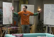 Als Leonard eine vernichtende Aussage über die moderne Physik, die er in einem Radiointerview gegeben hat, revidieren soll, sucht er Unterstützung bei Sheldon (Jim Parsons). Doch hat dieser für das Problem möglicherweise auch keine Lösung?