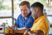 (v.li.): Ardal O’Hanlon (DI Jack Mooney), Tobi Bakare (Officer Jean-Pierre Hopper).