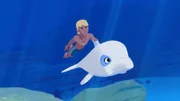 Yann (l.) und Zoom (r.) schwimmen eilends unter Wasser zu Auru, der beim Surfen vom Brett gestürzt war.
