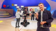 Wie geht Fernsehen? "PUR+"-Moderator Eric Mayer r.) ist bei der Aufzeichnung der Quizshow "1, 2 oder 3" mit Moderator Elton (M.) dabei und findet heraus, was für eine gelungene Fernsehshow alles nötig ist.