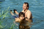 Gregor ermutigt Felix, der immer größere Fortschritte beim Schwimmenlernen macht. Von links: Felix Kramer (Shayan Hartmann) und Gregor Brunner (Holger M. Wilhelm).