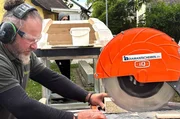 Beim Sägen der Schamottsteine muss der Ofenbauer behutsam vorgehen - sonst brechen sie.