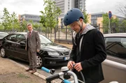 Beim Ankommen an der Klinik macht Pfleger Kris Haas (Jascha Rust, re.) Dr. Rolf Kaminski (Udo Schenk, li.) darauf aufmerksam, dass er mit seinem Auto auf dem Behindertenparkplatz parkt. Kaminski, der eh schon in Eile ist, lässt Kris' Bemerkung den Kragen platzen und er brüllt ihn an.