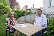 Hanno Settele spricht mit Berthilde Bergler aus Mödling über ihre Wegweisung aus einem Wiener Spital.