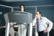 Spencer (Angela Gots, l.), die einen epileptischen Anfall hatte, wird von Dr. Chris Taub (Peter Jacobson, r.) untersucht ...