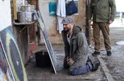 Kucha (Christoph Seiler) kann es nicht fassen - in seinem Atelier hat es gebrannt - sind alle seine teuren Schätze nun verloren?