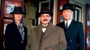 v.l.n.r. Celestine Saunders (Hermione Norris), Poirot (David Suchet) und Captain Hastings (Hugh Fraser).