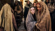 Maria Magdalena (Chipo Chung, r.) rettet Tabitha (Marama Corlett) aus der Menge. Ihr Zustand verschlechtert sich zunehmend, während sie sich nur noch wünscht, ihre Eltern noch einmal zu sehen.