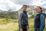 Auf dem Berg wird deutlich: Um Carsten (Roman Knizka, l.) und Sabine Lechners (Muriel Baumeister, r.) Beziehung steht es alles andere als gut.