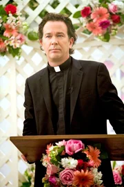 Als vermeintlicher Pfarrer dringt Nathan Ford (Timothy Hutton) unbemerkt mitten in das Mafia-Familiengelage ein.