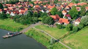 Gierseilfähre in Hemeln mit dem Gasthaus "Zur Fähre".