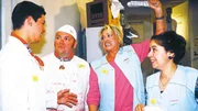 Rita (Gaby Köster, 2.v.r.) hat schlagende Argumente. Als zweite Chefin hat sie es aber auch nicht leicht mit ihren Mitarbeitern Kevin (Kevin Lorenz, l.), Bernie (Georg Alfred Wittner) und Gisi (Franziska Traub).