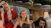 Michelle (l.), Hanna und Siria (r.) erzählen den Männern von den Videos am Lagerfeuer.