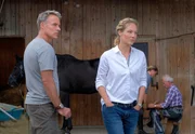 Die verbitterte Luisa Gossner (Tessa Mittelstaedt) will sich nicht mit Mark Weber (Marco Girnth) unterhalten.