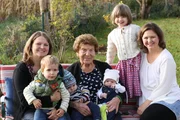 Juliane mit ihren Enkelinnen Christina und Elena und ihren Urenkelkindern.