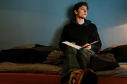 Simon Schneider (Paul Ahrens) ist im Waldhaus angekommen, in dem die Konversationstherapie stattfindet. Er fühlt sich einsam.