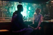Francis (Welket Bungué) und Mieze (Jella Haase) kommen sich in einer Berliner Bar näher, nachdem sie gemeinsam an einem gewalttätigen Freier Miezes Rache genommen haben.