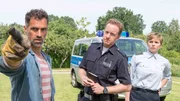 Umweltschützer Torben Lutter (Gabriel Merz, l.) beschädigt das Grundstück des Schweinemastbetreibers Gerd Böckmann.