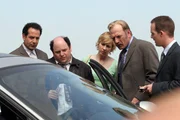 (v.li.): Adrian Monk (Tony Shalhoub), Marty Eels (Jason Alexander), Natalie Teeger (Traylor Howard), Capt. Leland Stottlemeyer (Ted Levine), Lt. Randall Disher (Jason Gray-Stanford).