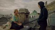 Lena (Jessica Lord, l.) ist verunsichert. Sie fühlt sich zu Max (Rory J. Saper, r.) hingezogen, fühlt sich aber auch ihrem Freund Henri, mit dem sie in engem Briefkontakt ist, eng verbunden. Und sie kann Max nichts von ihrem Geheimnis verraten. Max ist enttäuscht, denn er spürt, dass Lena etwas vor ihm verbirgt.
