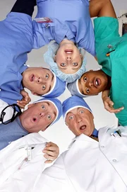 (1. Staffel) - Ein unschlagbares Team: (v.l. unten im Uhrzeigersinn) Dr. Phil Cox (John C. McGingley), John Dorian (Zach Braff), Elliot (Sarah Chalke), Turk (Donald Faison) und Dr. Bob Kelso (Ken Jenkins) ...