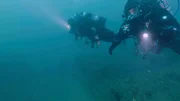 Ross Kemp und seine erfahrene Tauchpartnerin Emily Turton auf dem Wrack des Raddampfers Iona II aus dem 19. Jahrhundert. Bristol-Kanal. August 2021