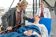Julia (Mirka Pigulla, r.) bringt Nils Schiller (Max Woelky, M.) zur OP. Seine Frau Andrea (Jelena Mitschke-Fischer, l.) will wissen, was passiert ist.
