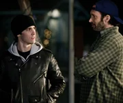 Als Jess (Milo Ventimiglia, l.) plötzlich wieder bei Luke (Scott Patterson, r.) auf der Matte steht, will Luke seinen Neffen nicht wieder bei sich aufnehmen. Unterdessen treffen Paris und Lorelai Entscheidungen ihre Beziehungen betreffend ...
