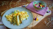 Im Hauptgang serviert Bea Spargel mit selbst gemachten Fettuccine und Sauce Hollandaise – ebenfalls aus eigener Herstellung.