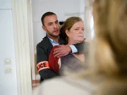 Antoine Dumas (Raphaël Lenglet, l.) hält Anne Benoit (Corine Rizzi, r.) zurück.