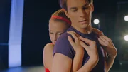 Lena (Jessica Lord, l.) und Max (Rory J. Saper, r.) haben ihren Pas de deux bei der großen Gala sehr gut gemeistert. Lena ist bewegt: Dies war ihr letzter Tanz mit Max, bevor sie zurück ins Jahr 1905 reisen wird.