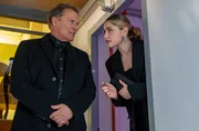 Hubert (Christian Tramitz, r.) und Christina (Mitsou Jung, l.) sind der Einladung von Dr. Weber in seine Galerie gefolgt. Nicht ohne Hintergedanken. Können sie etwas in seinem Büro entdecken, was zur Aufklärung des Falls beiträgt?