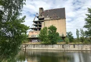 Symbol für den gescheiterten Traum Leipzigs vom Meer: Verlassenes Speichergebäude am Lindenauer Hafen in Leipzig, von dem einst Schiffe Richtung Nordsee auslaufen sollten.