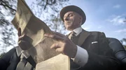 Das Auto beginnt als Spielzeug der Reichen, wenige hundert Exemplare fahren Ende des 19. Jahrhunderts in Wien herum. Die Verkehrsrevolution, die von diesem Gefährt einmal ausgehen wird, ist damals noch nicht in Sicht. Eine Zeit lang erscheint das Automobil als die saubere Lösung gegen den ausufernden Pferdeverkehr mit seinen Bergen an Fäkalien. Ob mit Dampf-, Elektro- oder Verbrenner-Antrieb, ist anfangs noch unentschieden. Eine Reise zurück zur Geburtsstunde des Autos in Österreich. Im Bild: Egon Breuer vor dem Attentat.