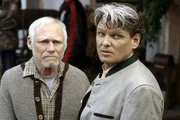 Nicht ganz uneigennützig bietet Toni Reisinger (Ernst Hannawald, re.) dem Vater des verunglückten Bergsteigers Hubert Gschwendt (Horst A. Reichel) an, für ihn zu arbeiten.