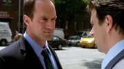 Elliot Stabler (Christopher Meloni, l.) ist sehr skeptisch! Warum sollte ausgerechnet der Journalist Jamie Barrigan (Joseph Lyle Taylor) den Hinweis haben, wer der brutale Vergewaltiger einer jungen Frau ist?