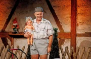 Als stolzer Vater präsentiert Alois Gscheidle (Marcus Neuweiler / Die Gscheidles) seinen Nachwuchs.