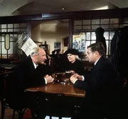 1938 - Der "Anschluss": "Der Bockerer", Die Tage des Einmarsches der deutschen Truppen im Jahre 1938 bewirken Veränderungen im Dritten Reich. Schon bald dringen diese auch in die kleine Welt des Wiener Vorstadt-Fleischhauers Karl Bockerer ein. Als Individualist leistet er mit bissigem Humor und großen Worten passiven Widerstand.Im Bild (v.li.): Karl Merkatz (Karl Bockerer), Ida Krottendorf (Sabine Bockerer), Alfred Böhm (Hatzinger).