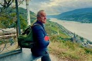 Hubertus Meyer-Burckhardt schaut in das Rheintal.
