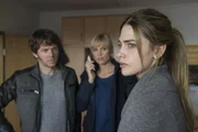 Behutsam versuchen Ina und Tom herauszufinden, ob sich Lisa an ihren Vergewaltiger erinnern kann.  v.l.n.r.: Tom Kowalski (Steffen Schroeder), Ina Zimmermann (Melanie Marschke), Lisa Baisch (Laura Berlin).