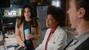 L - R: Katrina Law als NCIS Special Agent Jessica Knight und Diona Reasonover als Forensic Scientist Kasie Hines