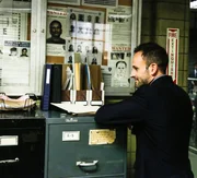 Als der Vorstandsvorsitzende einer Beratungsfirma vergiftet aufgefunden wird, werden Sherlock Holmes (Jonny Lee Miller) und Watson hinzugerufen, um den Mörder zu suchen ...